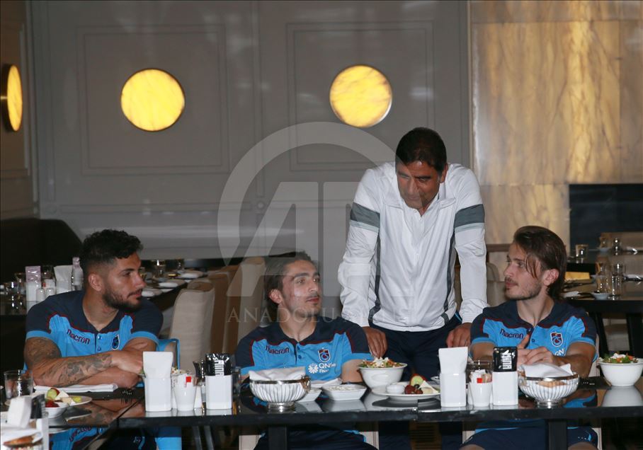 Trabzonsporlu futbolcular, iftar yemeğinde bir araya geldi
