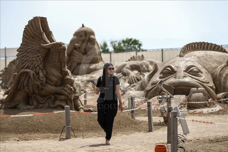 В Анталье открылся Международный фестиваль песчаных скульптур