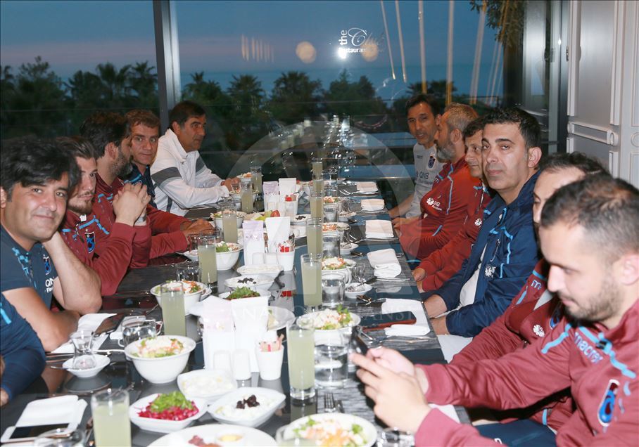 Trabzonsporlu futbolcular, iftar yemeğinde bir araya geldi