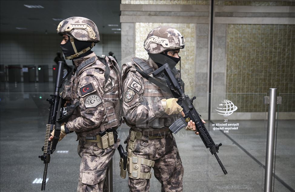 Özel harekat polisinden metroda nefes kesen tatbikat