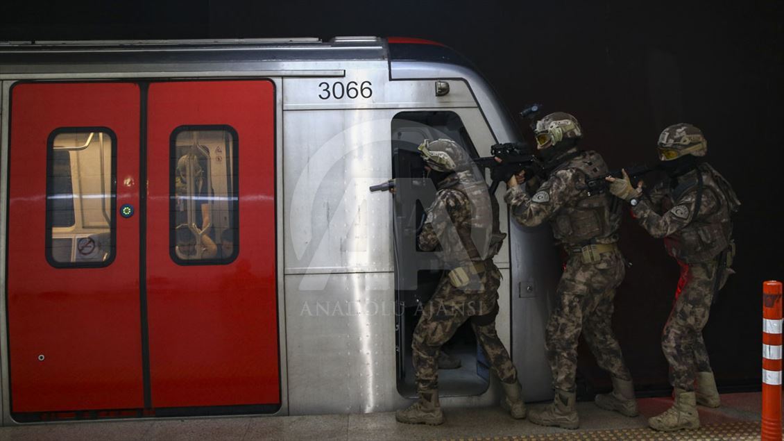  Özel harekat polisinden metroda nefes kesen tatbikat