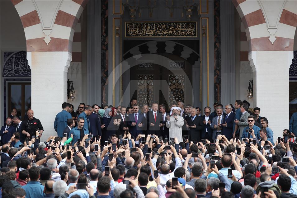 أردوغان يفتتح مسجدا في منطقة أيوب سلطان بإسطنبول
