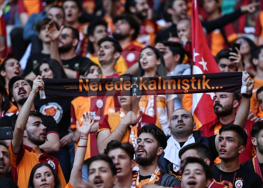 
Galatasaray şampiyonluğunu kutluyor