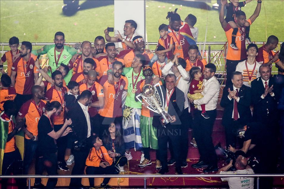 Galatasaray şampiyonluğunu kutluyor
