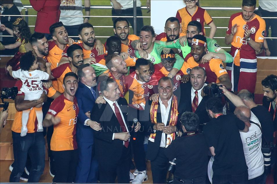 Galatasaray şampiyonluğunu kutluyor