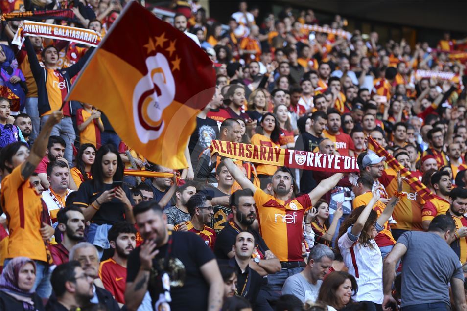 ​Galatasaray şampiyonluğunu kutluyor
