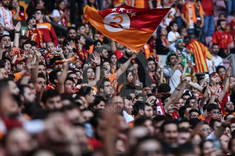 
Galatasaray şampiyonluğunu kutluyor