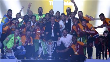 Galatasaray şampiyonluğunu kutluyor