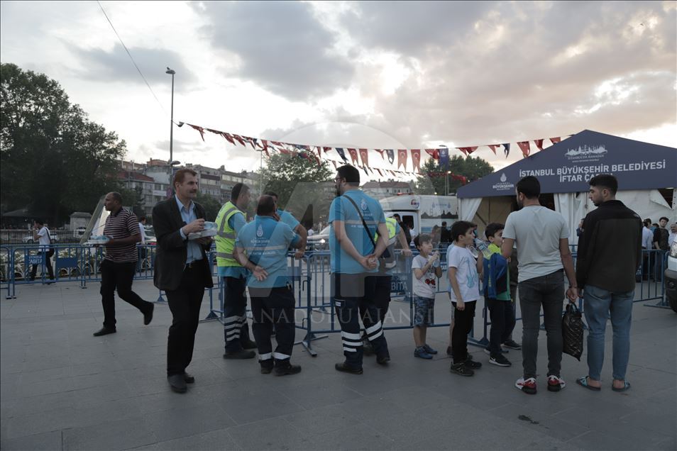 على موائد الرحمن بإسطنبول.. تقاسم للزاد والثواب في رمضان 