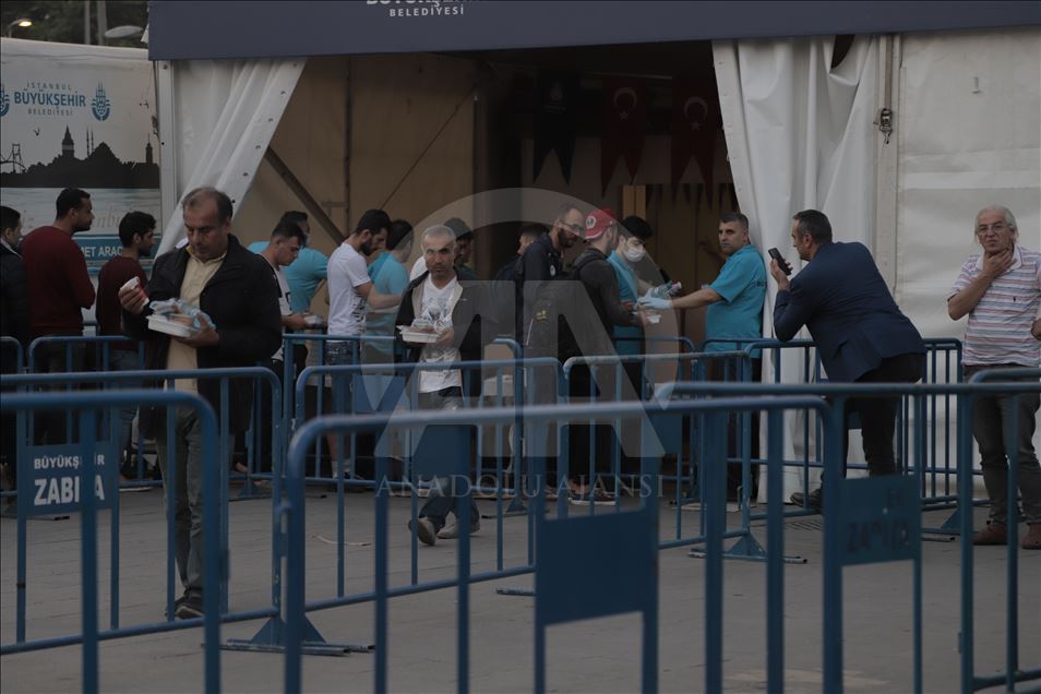 على موائد الرحمن بإسطنبول.. تقاسم للزاد والثواب في رمضان 