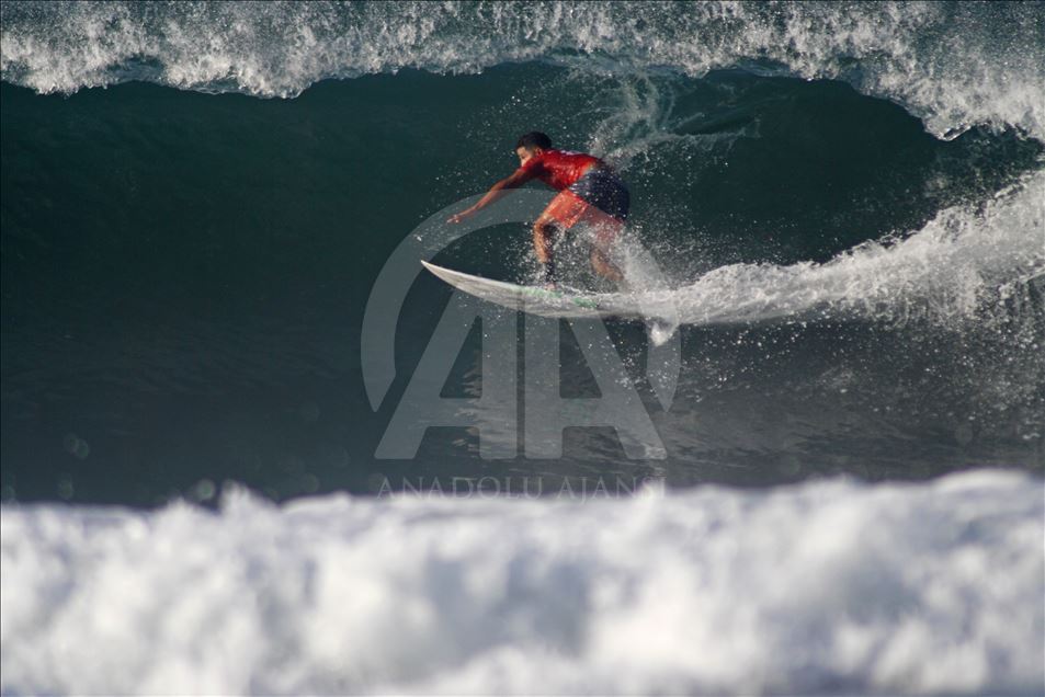 Kejuaraan selancar dunia Corona Surfing 2019
