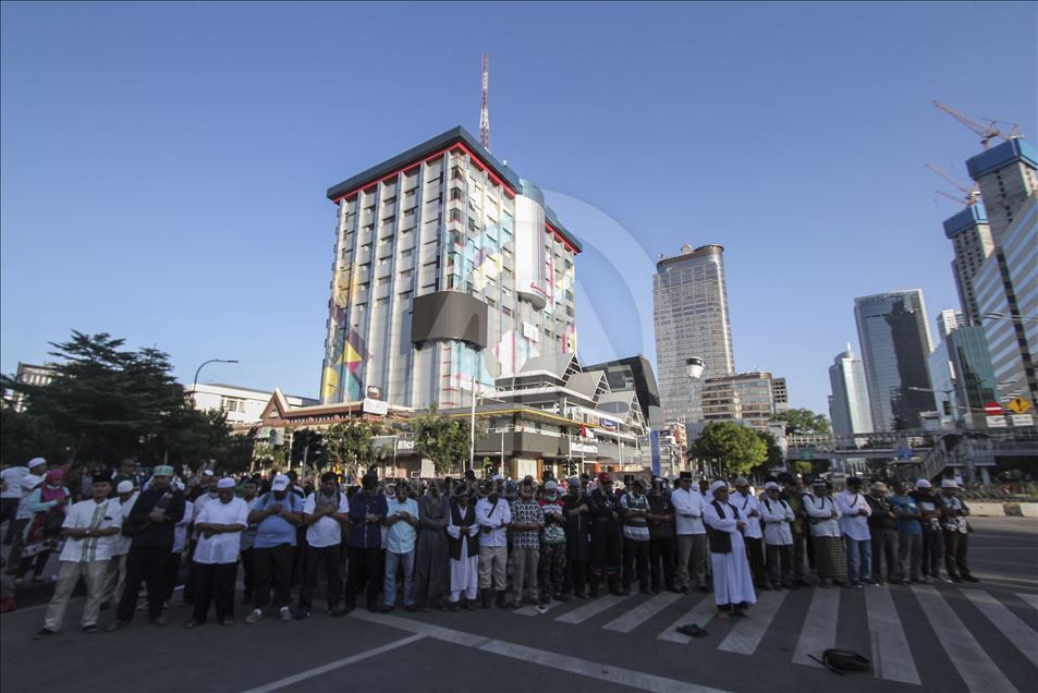 Warga salat gaib di depan Bawaslu