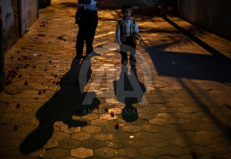 "المسحراتي الصغير".. يمنح غزة في رمضان طقسا خاصا