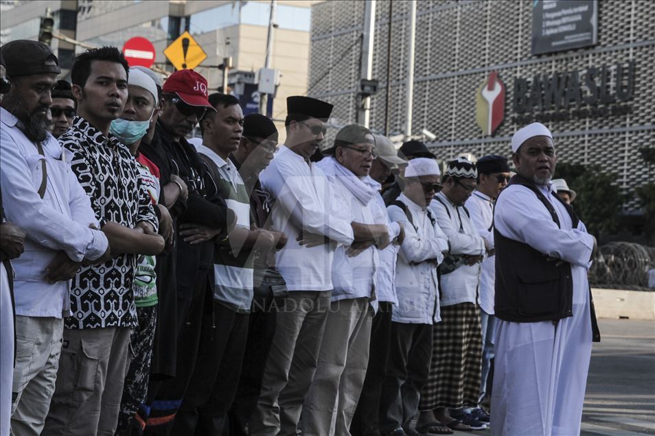 Warga salat gaib di depan Bawaslu