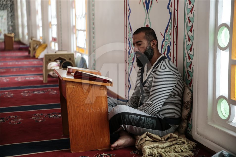 Muslim people nurture of their self desire period (itikaf) in mosques