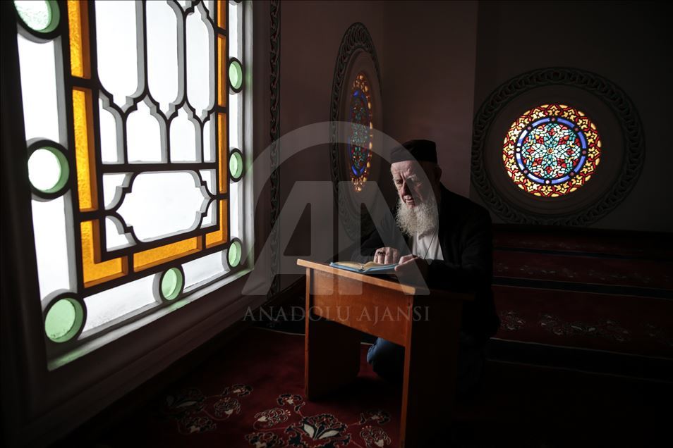 Muslim people nurture of their self desire period (itikaf) in mosques