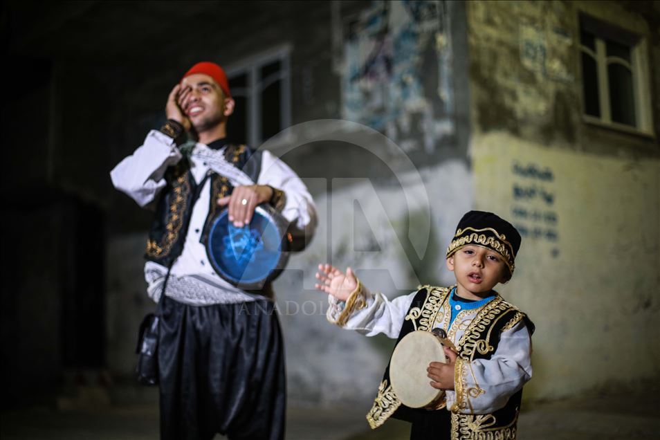 "المسحراتي الصغير".. يمنح غزة في رمضان طقسا خاصا