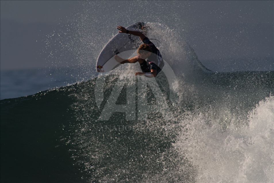 Kejuaraan selancar dunia Corona Surfing 2019
