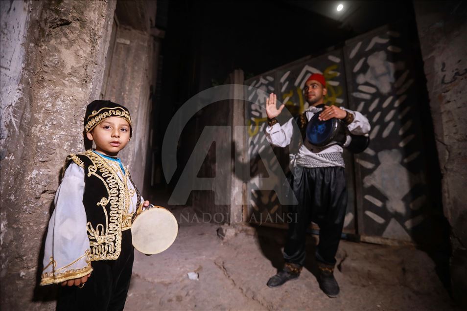 "المسحراتي الصغير".. يمنح غزة في رمضان طقسا خاصا