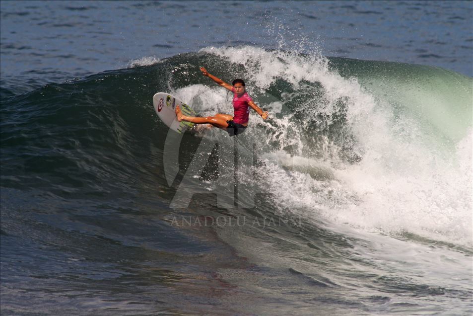 Kejuaraan selancar dunia Corona Surfing 2019