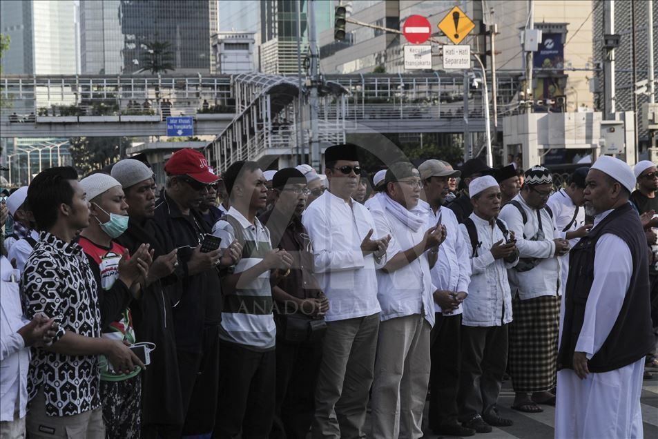 Warga salat gaib di depan Bawaslu