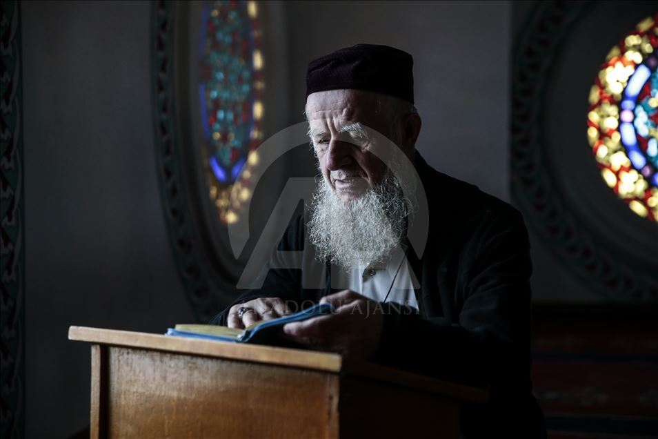 Muslim people nurture of their self desire period (itikaf) in mosques