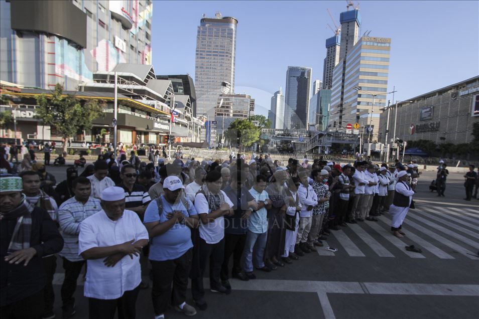 Warga salat gaib di depan Bawaslu