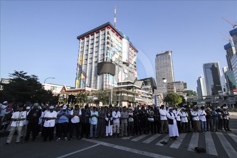 Warga salat gaib di depan Bawaslu