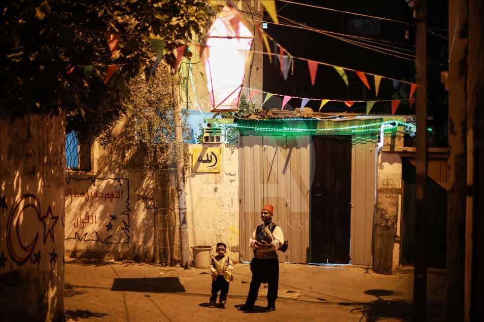 "المسحراتي الصغير".. يمنح غزة في رمضان طقسا خاصا