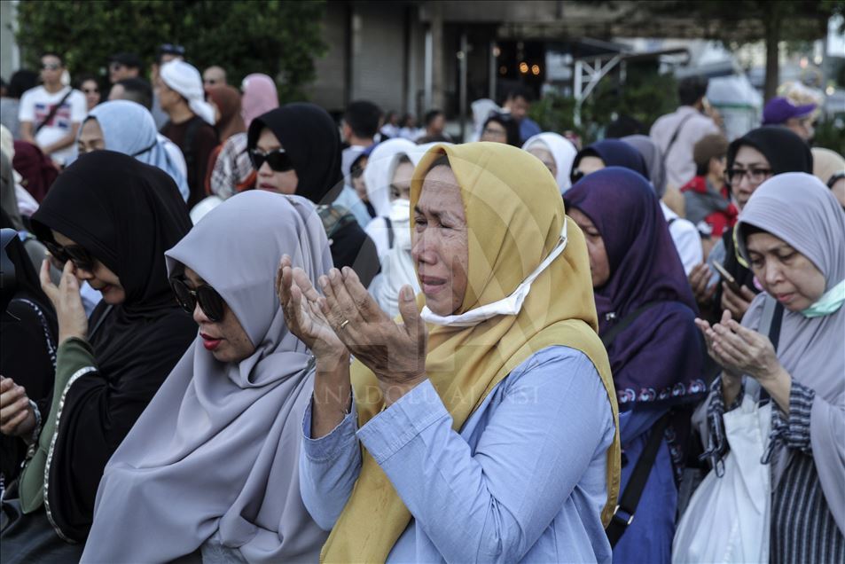 Warga salat gaib di depan Bawaslu