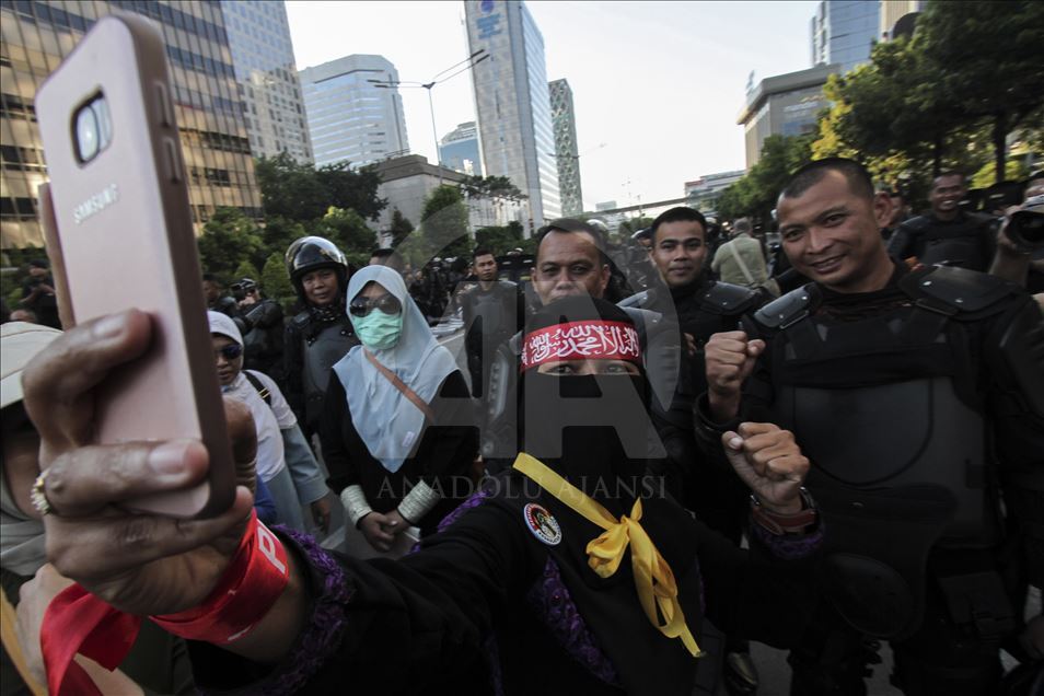Warga salat gaib di depan Bawaslu