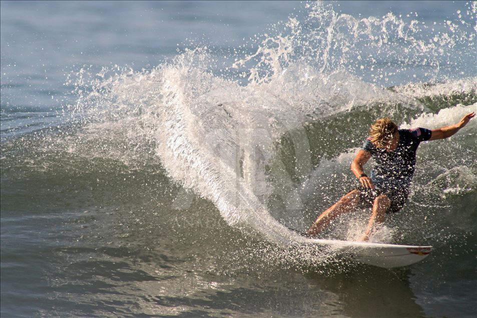 Kejuaraan selancar dunia Corona Surfing 2019