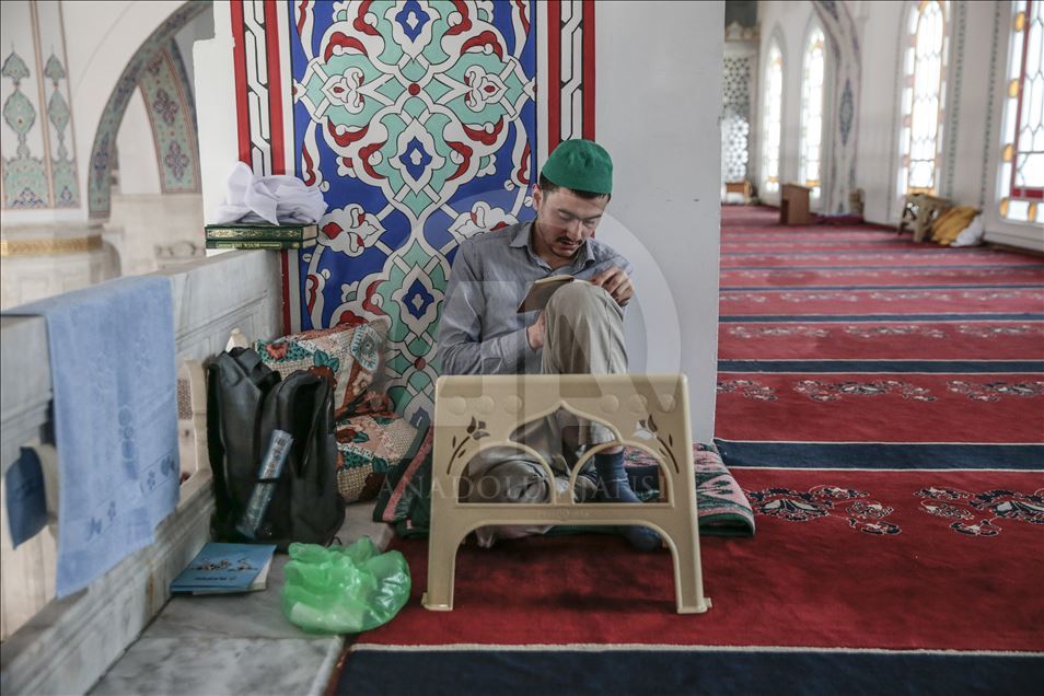 Muslim people nurture of their self desire period (itikaf) in mosques