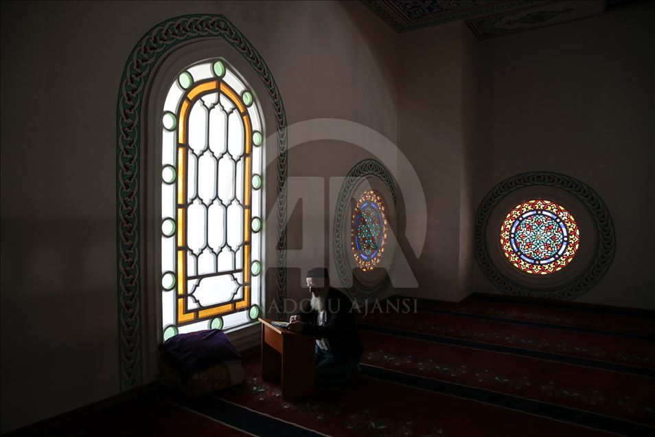 Muslim people nurture of their self desire period (itikaf) in mosques