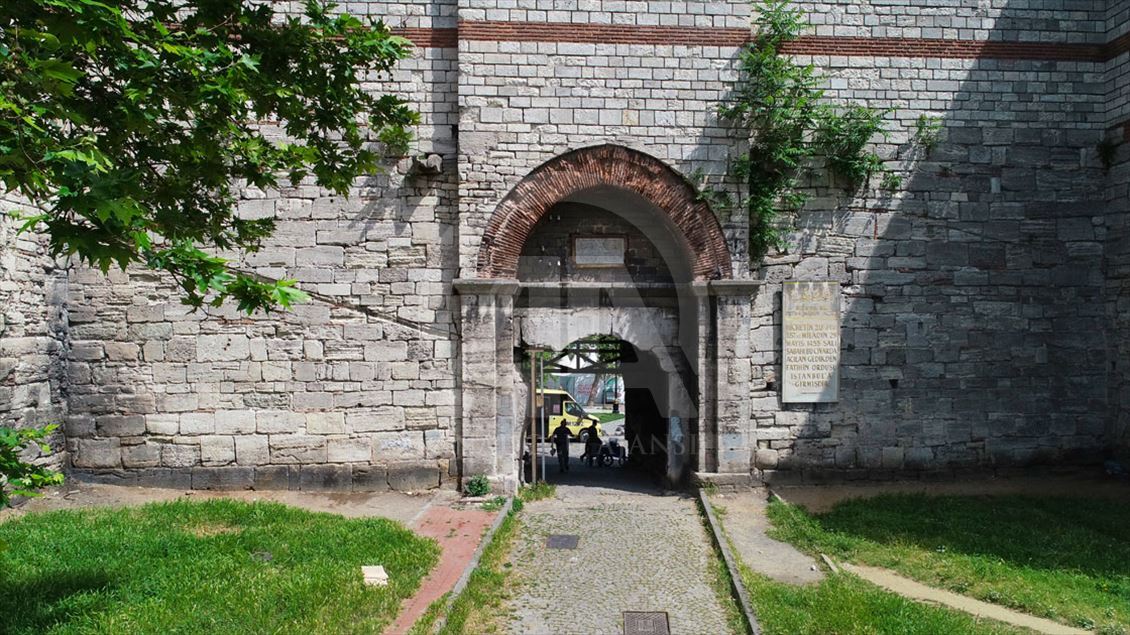  İstanbul'un tarihi surları zamana direniyor