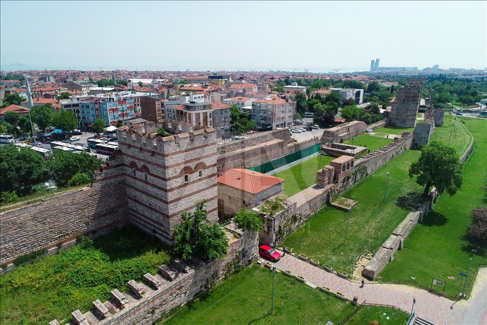 İstanbul'un tarihi surları zamana direniyor
