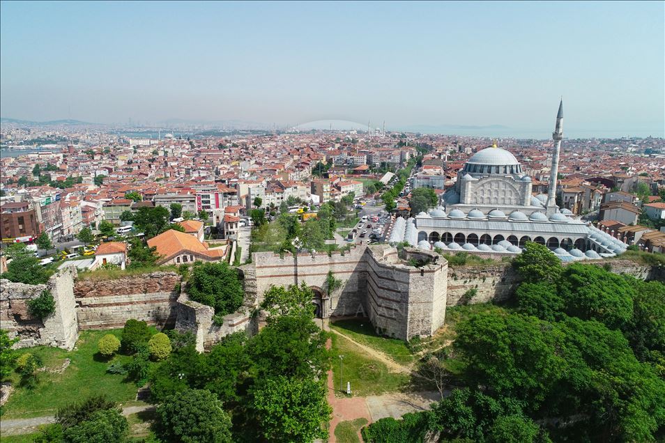İstanbul'un tarihi surları zamana direniyor
