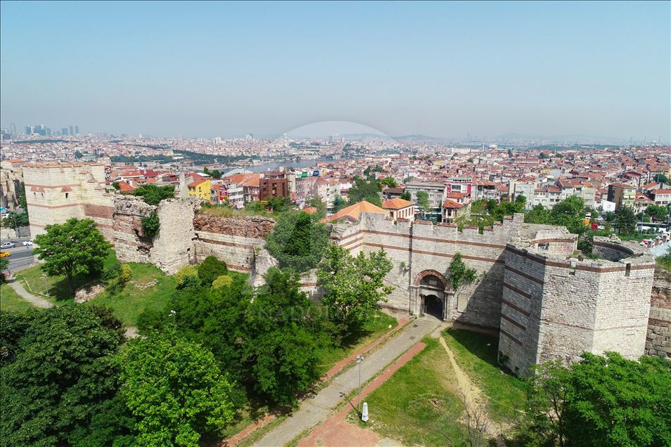İstanbul'un tarihi surları zamana direniyor
