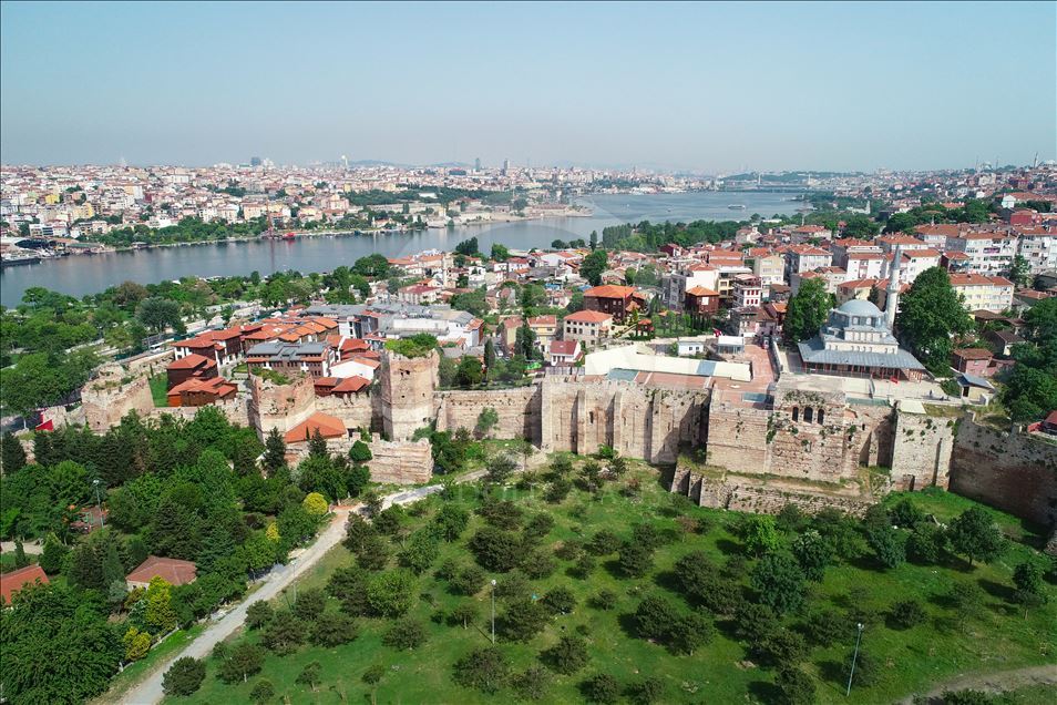 İstanbul'un tarihi surları zamana direniyor
