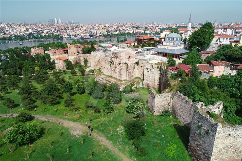 İstanbul'un tarihi surları zamana direniyor
