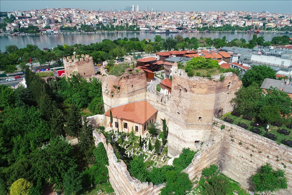 İstanbul'un tarihi surları zamana direniyor
