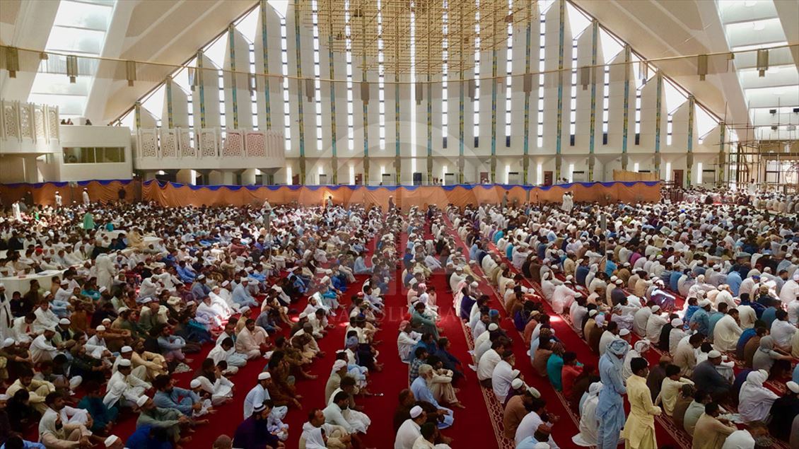 Pakistan'da ramazanın son cuması kılındı
