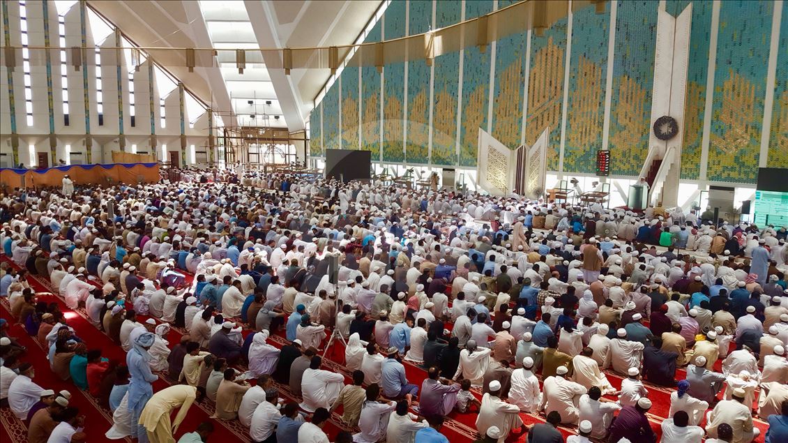 Pakistan'da ramazanın son cuması kılındı