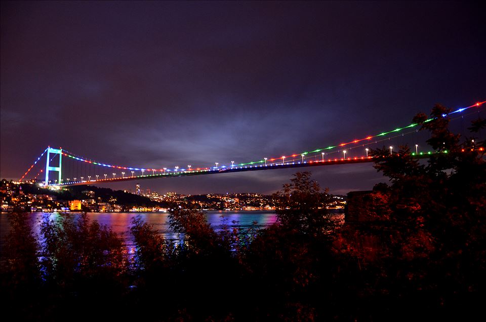 İstanbul'un köprüleri, Azerbaycan bayrağı renklerine büründü