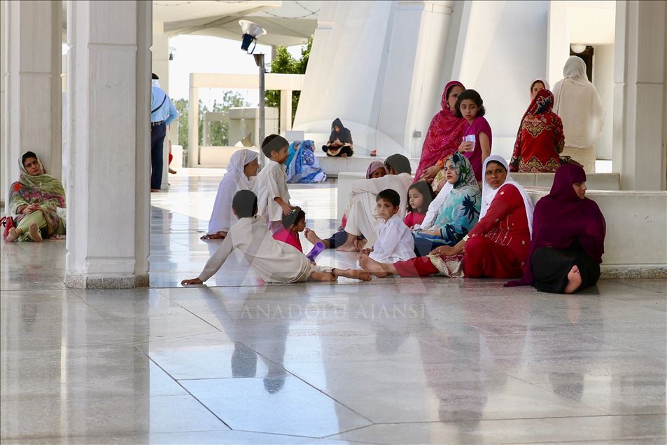 Pakistan'da ramazanın son cuması kılındı
