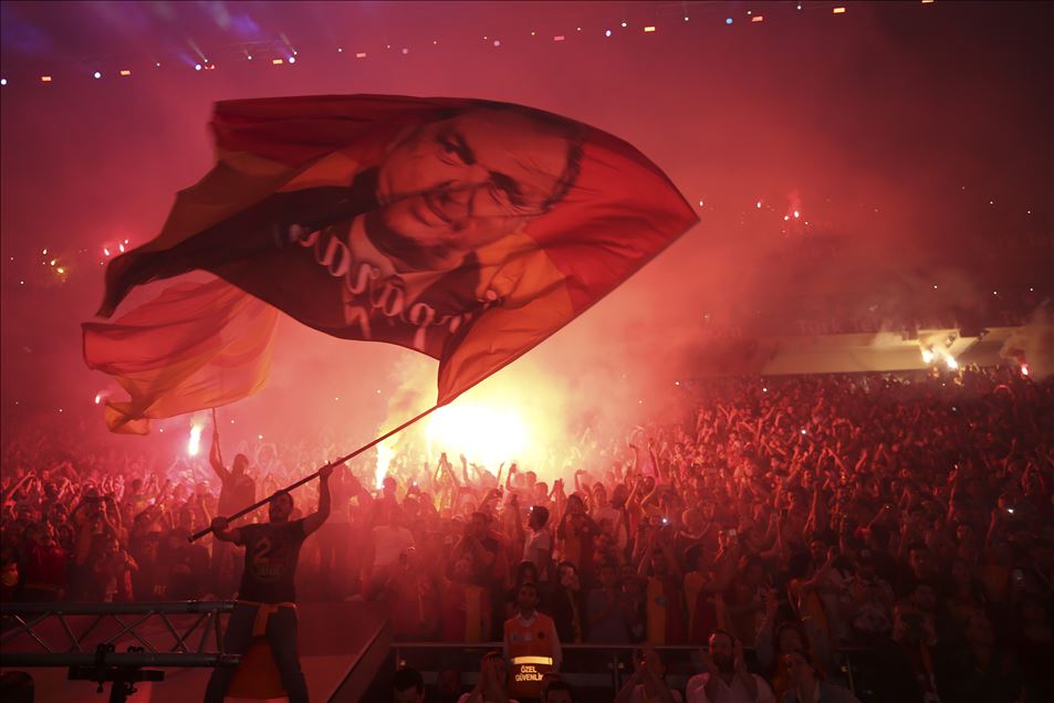 Galatasaray şampiyonluğunu kutluyor