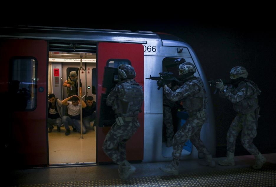 Özel harekat polisinden metroda nefes kesen tatbikat