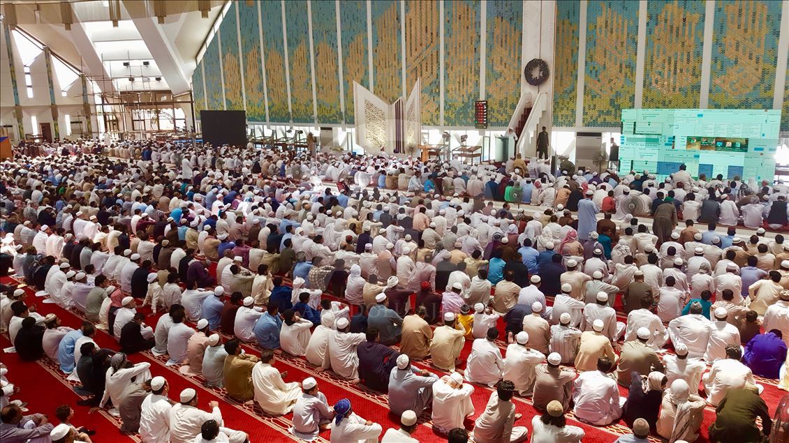 Pakistan'da ramazanın son cuması kılındı