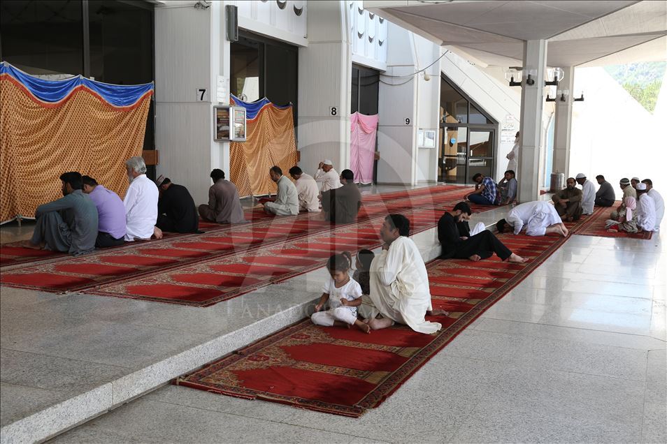 Pakistan'da ramazanın son cuması kılındı