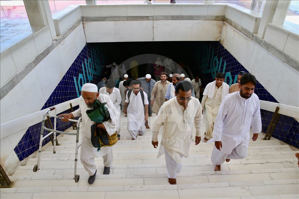 Pakistan'da ramazanın son cuması kılındı